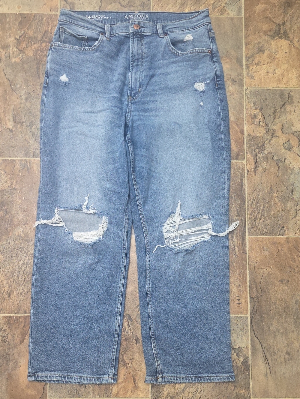 Arizona Jean Company Women’s Light Blue Relaxed Ripped Jeans